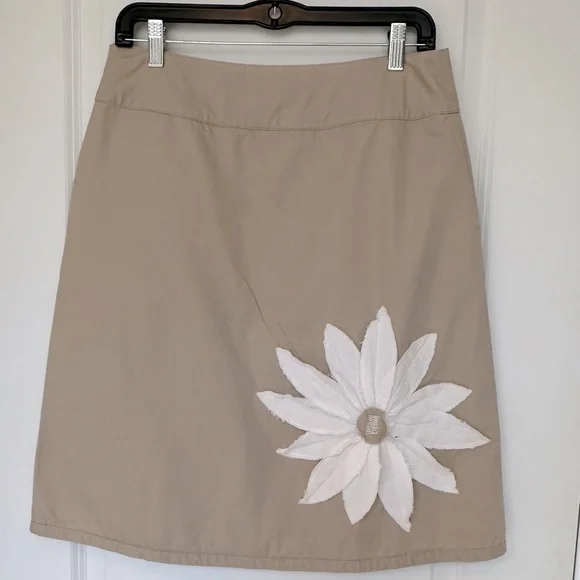 Boden Women Fun Skirt Tan Large White Flowers Appliqué A-Line Sz 10 Cotton Lined - Picture 2 of 3